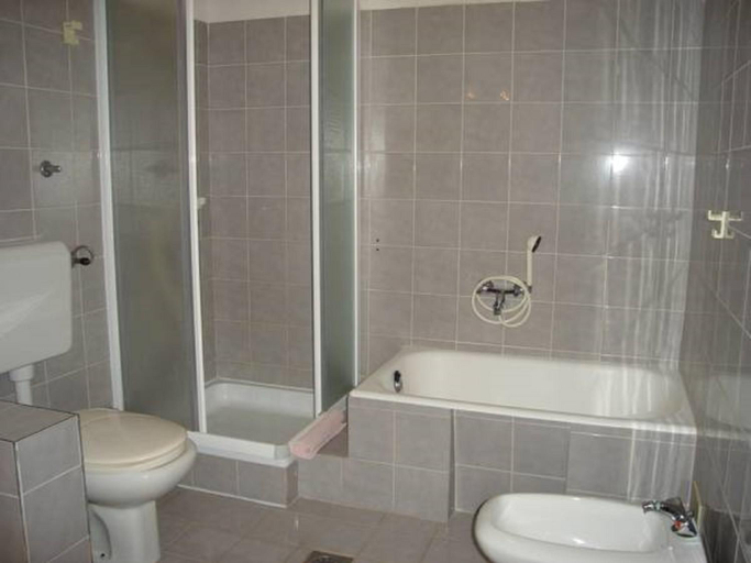 Bathroom 1, Apartments Mare Losinjska 16, Labin