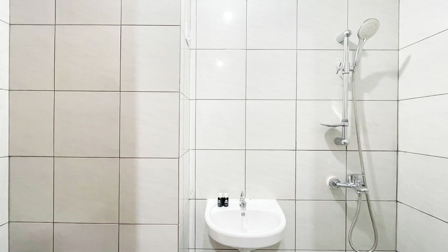 Bathroom 2, White Studio Room (No Kitchen) At Bandaraya - Tallasa City Makassar Apartment, Makassar