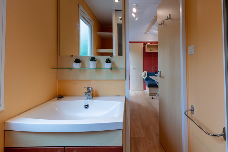 Bathroom 2, L’Eucalyptus, mobil-home avec extérieur spacieux à quelques mètres de la mer, Var