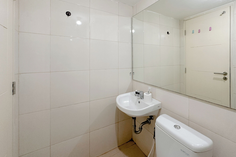 Bathroom 4, Strategic Spot Studio With Mall Access At Tanglin Supermall Mansion Apartment, Surabaya