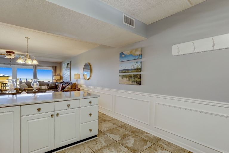 Food & Drinks, Enchanting Ground Unit Condo Few Steps Away from the Ocean Side by RedAwning, Nassau