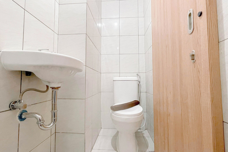 Bathroom 4, Simple Neutral Studio (No Kitchen) Bandaraya - Tallasa City Makassar Apartment, Makassar