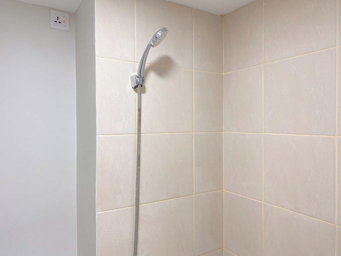 Bathroom 3, Studio Apartment At Meikarta Near Aeon Delta Mas, Cikarang