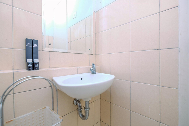Bathroom 3, Elegant Studio Near Senayan And Pondok Indah At Pakubuwono Terrace Apartment, Jakarta Selatan