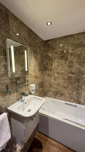 Bathroom 4, Hotel Celebrity, Bournemouth