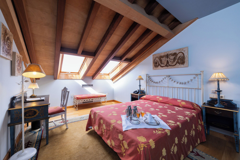 Room 2, ABADIA CALDARIA, Ourense