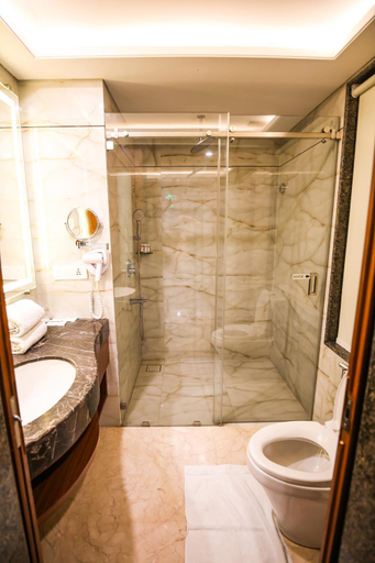 Bathroom 4, Pristine Hotel, Varanasi