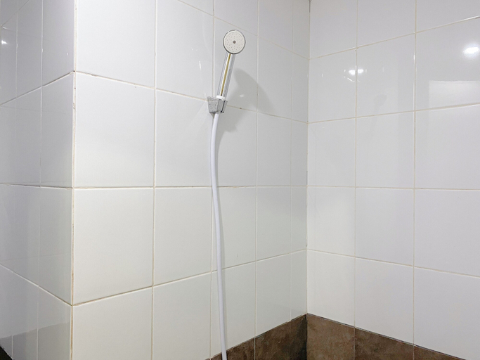 Bathroom 2, Combined 1Br With Extra Room Apartment At Green Pramuka City, Jakarta Pusat