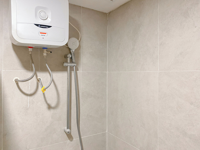 Bathroom 3, Simply Studio Apartment At Pollux Chadstone, Cikarang