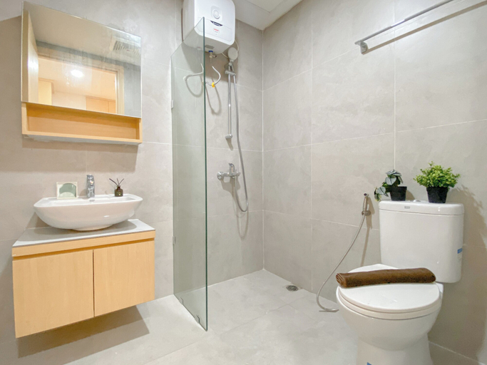 Bathroom 4, Wooden Accent Studio Apartment At Pollux Chadstone, Cikarang