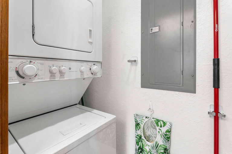 Laundry, Newly Renovated - Gorgeous Condo & Location - Vrkcv, Hawaii