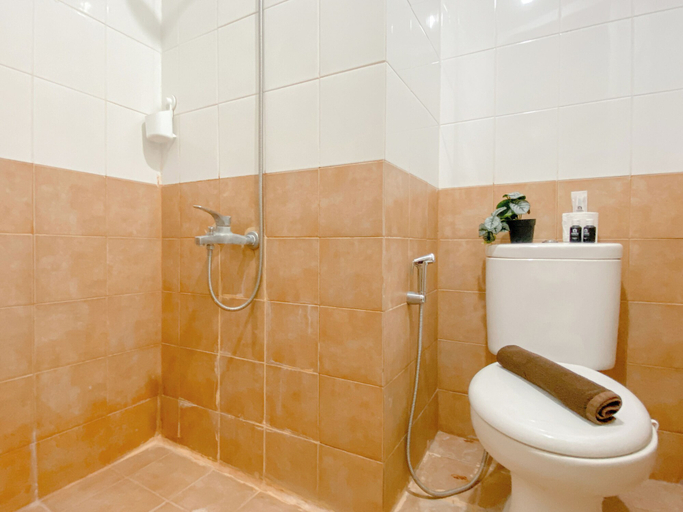 Bathroom 3, Compact 2Br Apartment Direct Access To Mall At Green Pramuka City, Jakarta Selatan