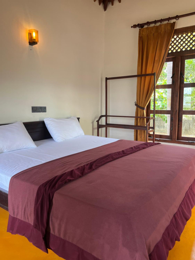 Bedroom 2, Sunrise Cabanas, Pothuvil