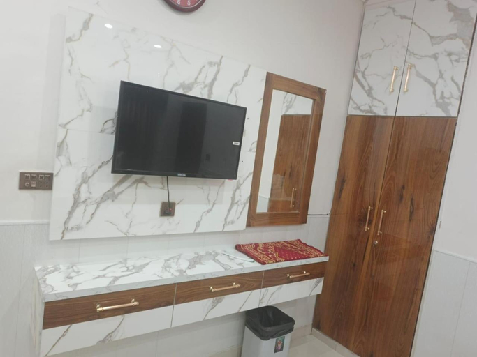 Others 4, New Royal Residency, Karachi
