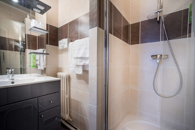 Bathroom 5, Best Western Hotel Ile de France, Aisne