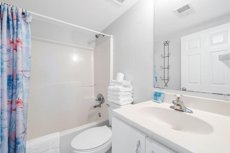 Bathroom 3, Tradewinds 901, Baldwin