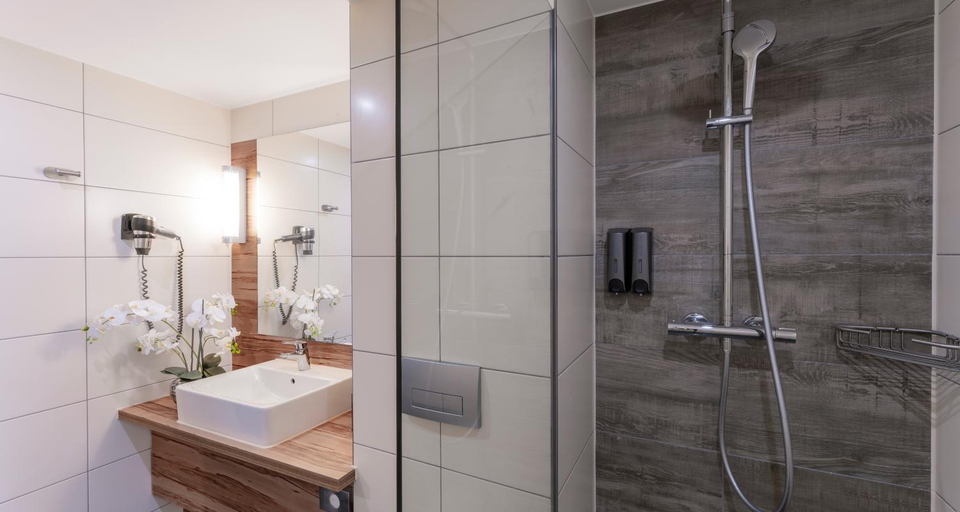 Bathroom 4, Star Inn Hotel Premium Bremen Columbus, by Quality, Bremen