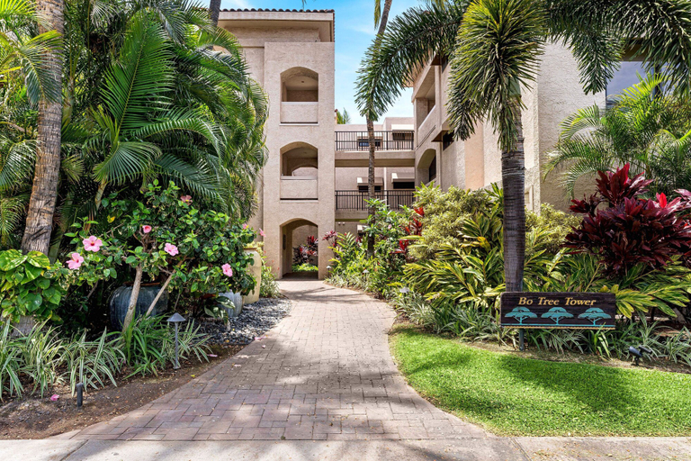 Exterior 2, Newly Renovated - Gorgeous Condo & Location - Vrkcv, Hawaii