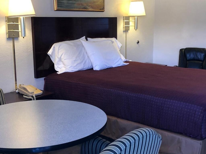 Bedroom 3, Economy Inn Alamogordo, Otero