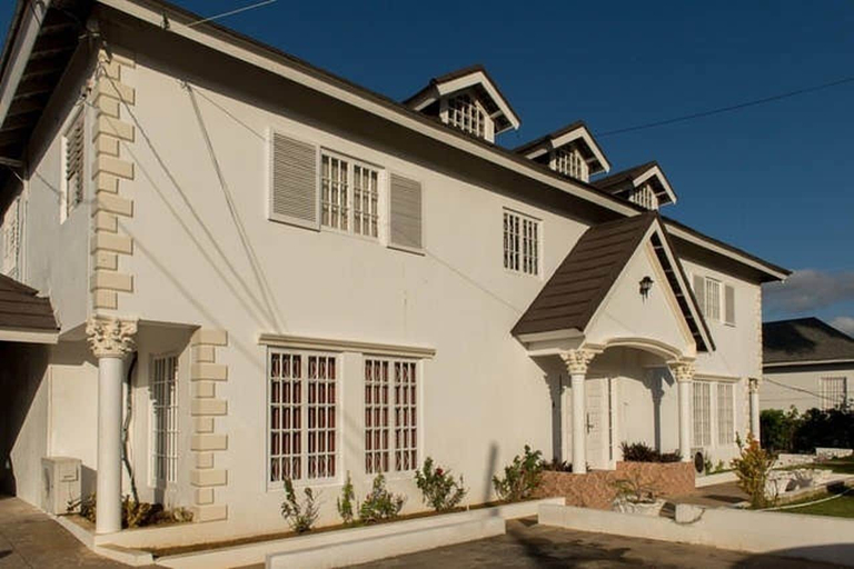 Exterior 5, Lawrence Pool House