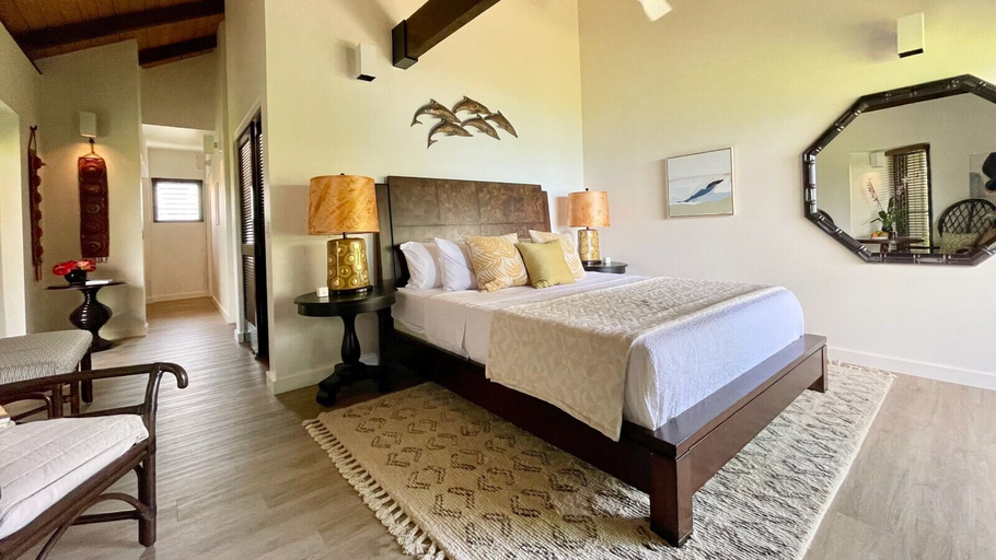 Room 5, Sophisticated Oceanfront Retreat - Air-conditioned - Walk to Beach - Vrkcv, Hawaii