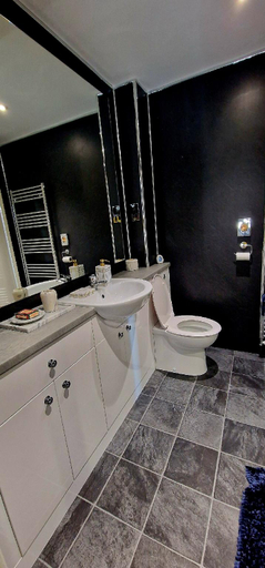 Bathroom 2, Luxury Liverpool House Near City Centre, Sefton
