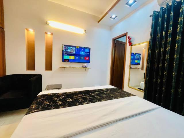 Bedroom 5, Elegant Palace Guest House Karachi, Karachi