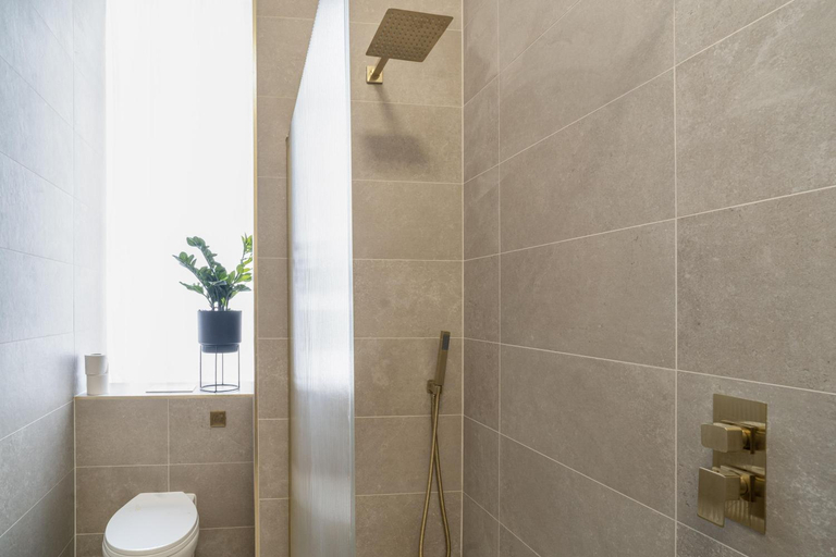 Bathroom 4, Adelphi Hotel, Sefton