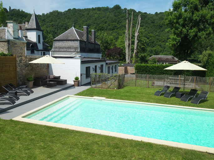 Others 5, Mansion in Hastiere par Dela with Pool, Namur