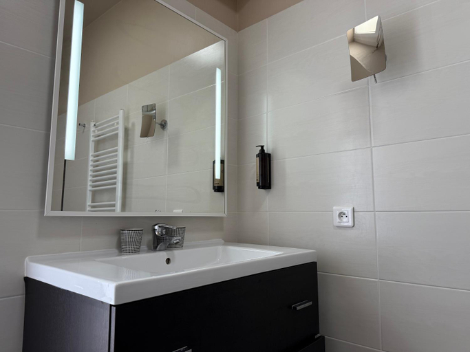 Bathroom 2, Hotel des Pins, Gironde
