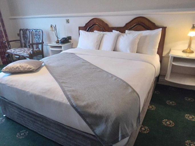 Bedroom 2, Lakeside Manor Hotel
