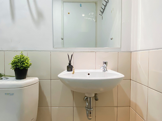 Bathroom 4, Basic Studio Room At Azalea Suites Apartment, Cikarang