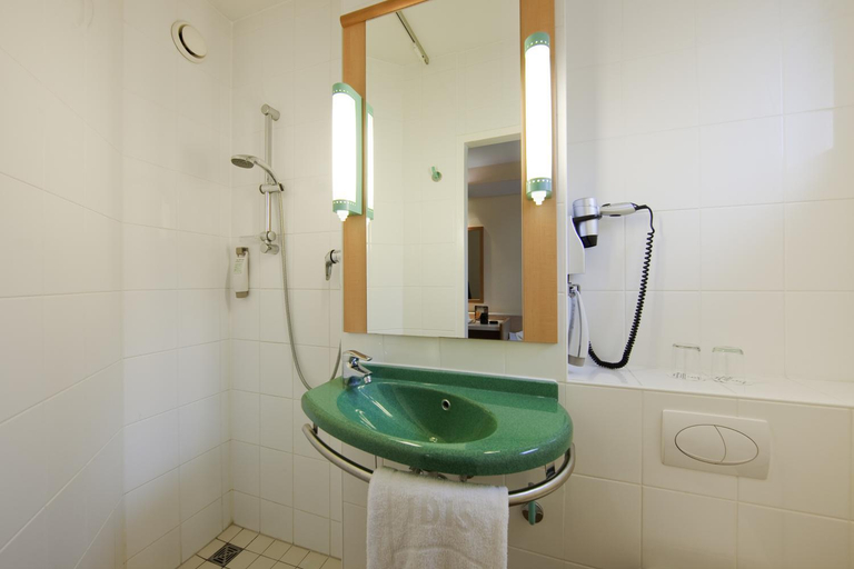 Bathroom 3, ibis Bamberg Altstadt, Bamberg