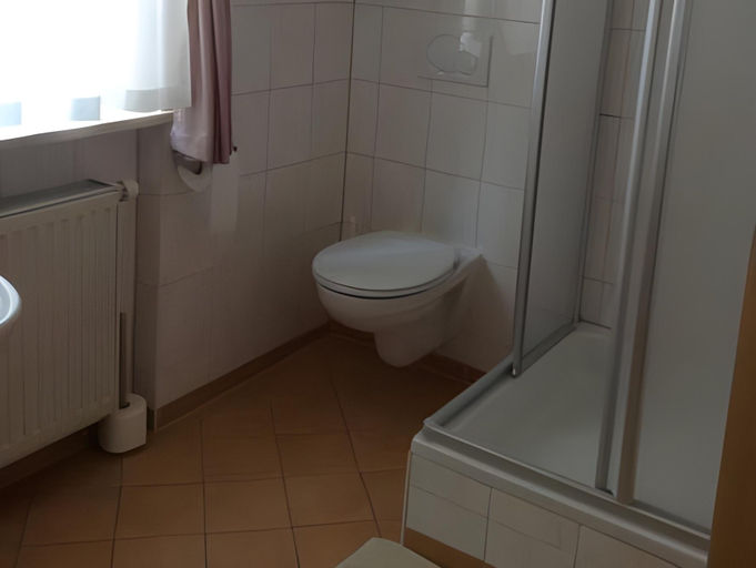 Bathroom 5, Hotel Guntia Boardinghouse virtueller check in und Zimmer Zugang, Günzburg