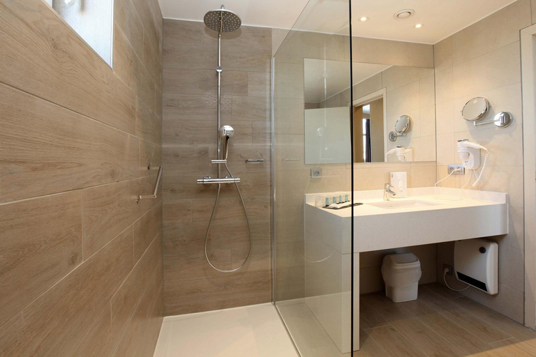 Bathroom 4, Hotel Donny, West-Vlaanderen