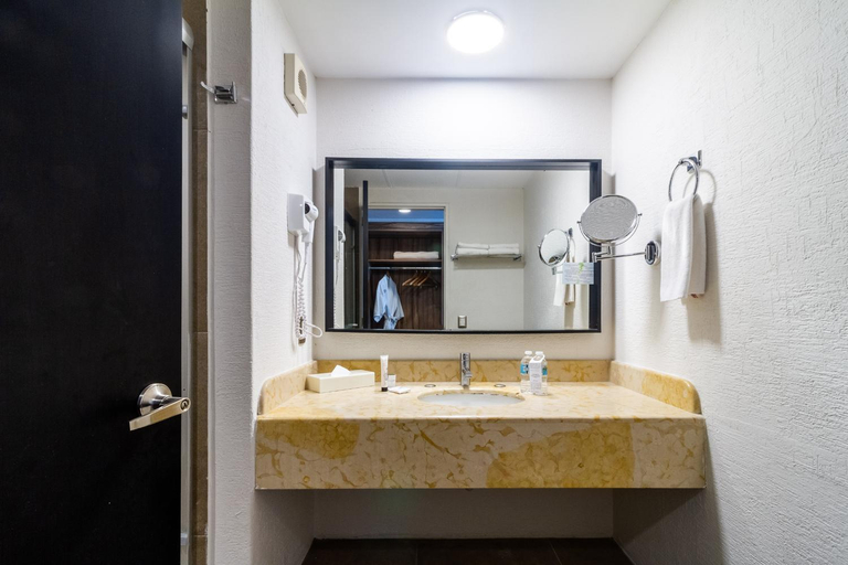 Bathroom 4, Meson Ejecutivo Guadalajara - Nuevo Consulado Americano Monraz, Guadalajara