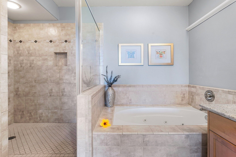 Bathroom 4, Walk to Restaurants/shopping - Excellent Golf Course Views - Private Beach Access - Vrkcv, Hawaii