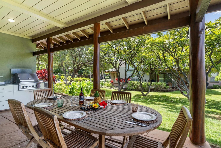 Outdoor dining 5, Luxurious View Corner Townhome - Great Views - VIP Beach Pass - Vrkcv, Hawaii