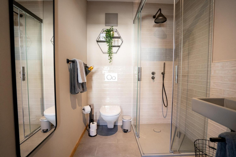 Bathroom 3, Zimmerei, Lac