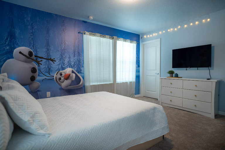 4, Stunning 10 Bed Home With Themed Rooms, Pool, Lake