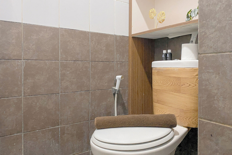 Bathroom 5, Good Place And Comfortable 2Br At Green Pramuka City Apartment, Jakarta Pusat