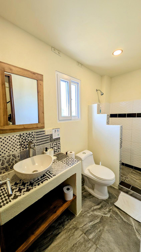 Bathroom 3, Nuevo NAYAL, León