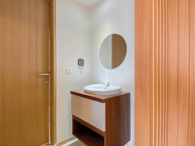 Bathroom 4, Comfortable And Minimalist 2Br At Meikarta Apartment, Cikarang