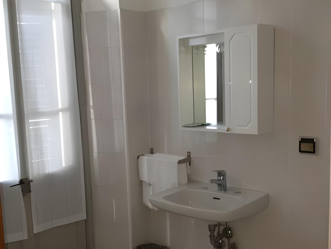 Bathroom 5, Hotel Domodossola, Verbano-Cusio-Ossola