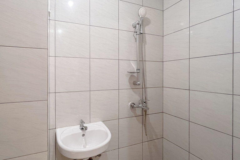 Bathroom 5, Pleasant Studio (No Kitchen) At Bandaraya - Tallasa City Makassar Apartment, Maros