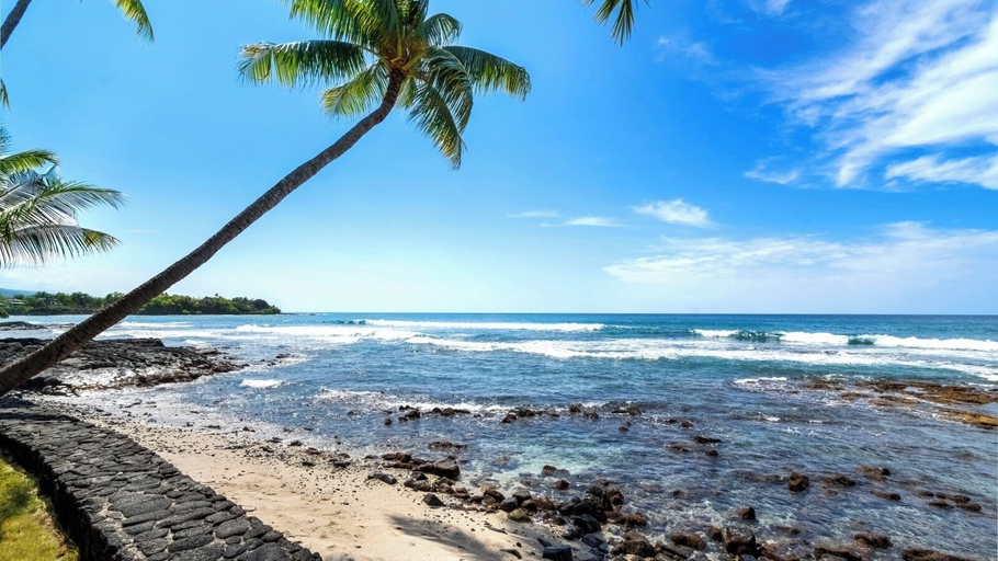 Beach 3, Direct Ocean Front - Close to Town - AC - Upper Floor- Vrkcv, Hawaii