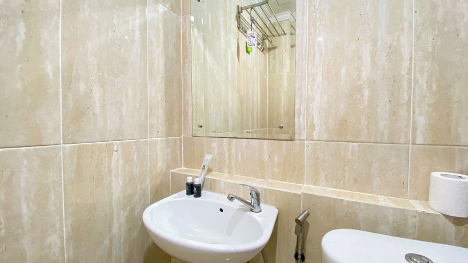 Bathroom 4, Convenient Studio Apartment At Pakubuwono Terrace, Jakarta Selatan