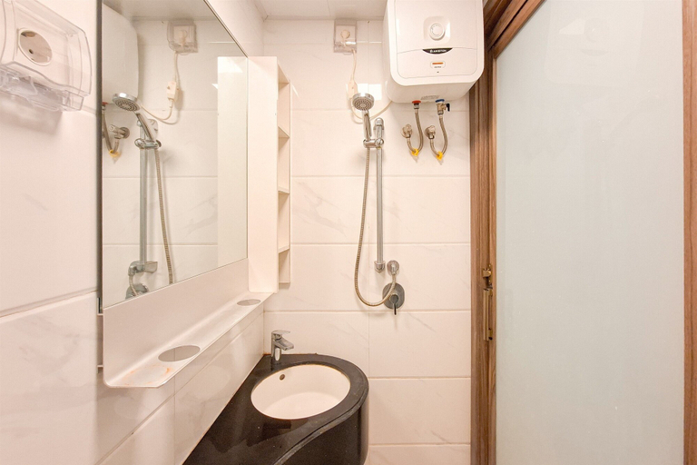 Bathroom 4, Simply Look Studio Room At Sky House Bsd Apartment, Tangerang Selatan