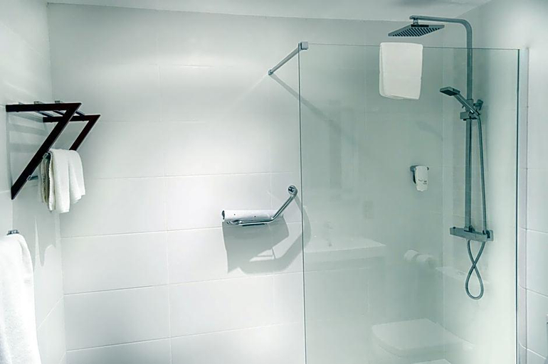 Bathroom 5, Cumberland Hotel - OCEANA COLLECTION, Bournemouth