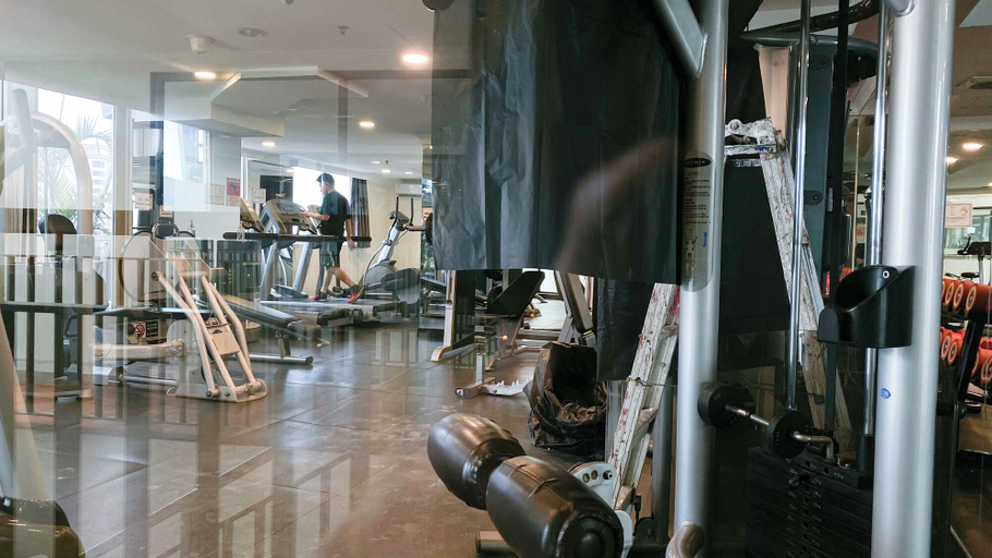 Fitness facility, Warm Wood Accents Studio At Mangga Dua Apartment, Jakarta Pusat